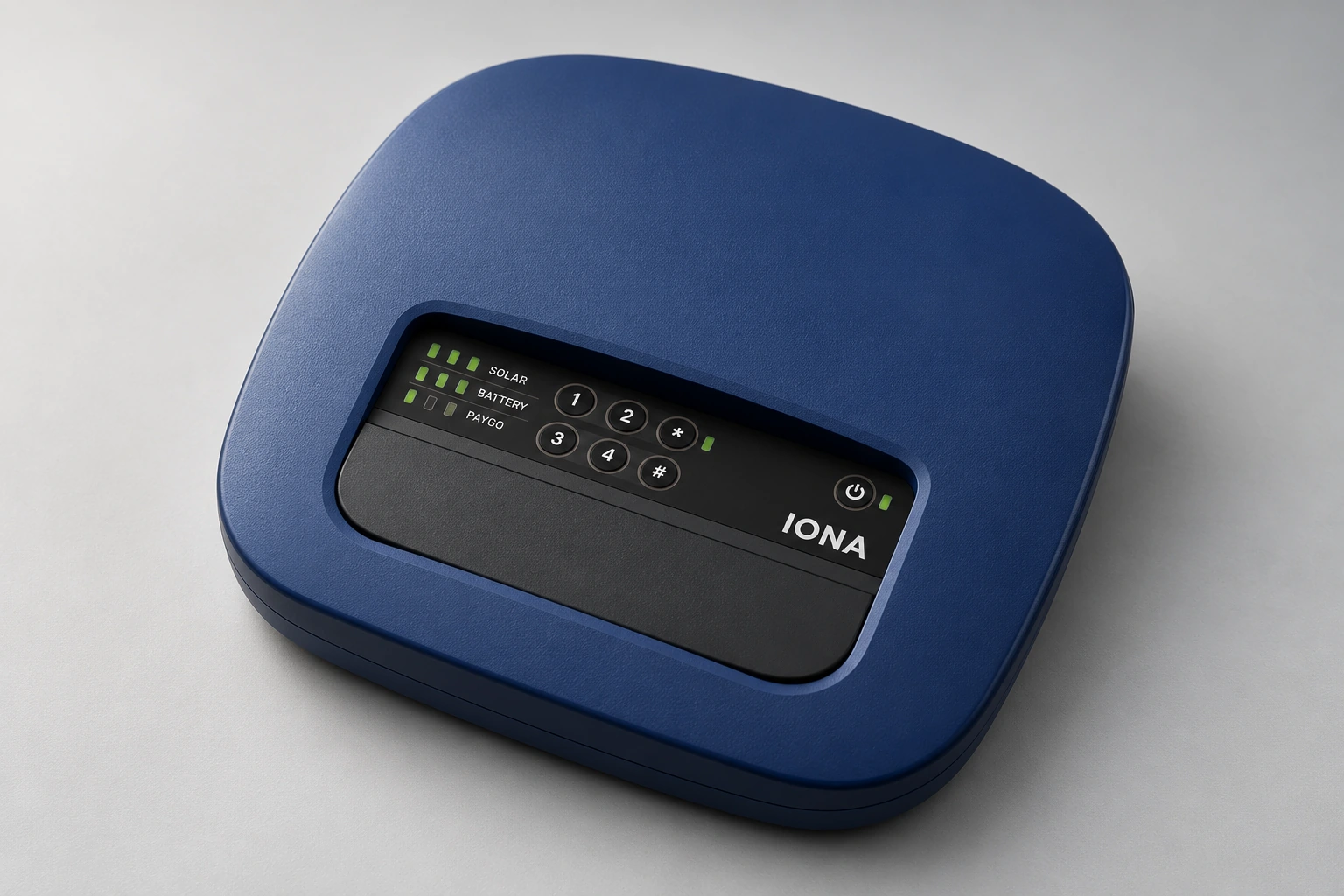 丸みのある青い筐体とくぼませた前面操作部を備えた、斜め前から見たIONA HOME MAXソーラーコントローラー