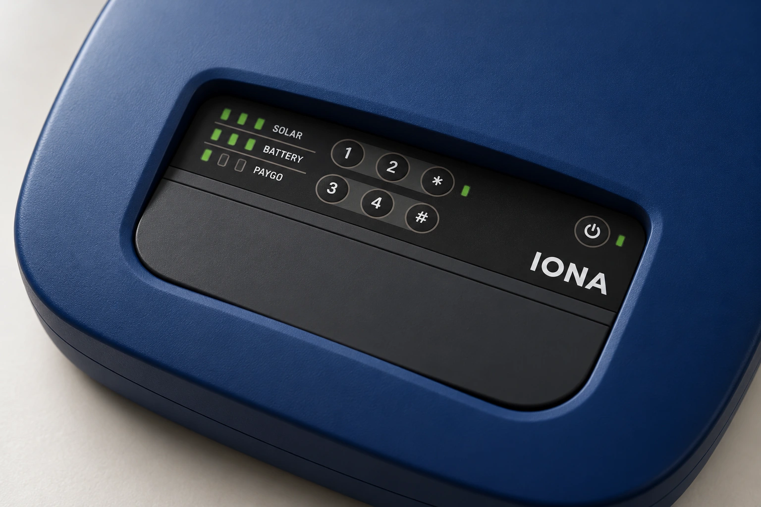 ソーラー、電池、PAYGOの表示と物理キーが見える、IONA HOME MAX前面パネルの詳細