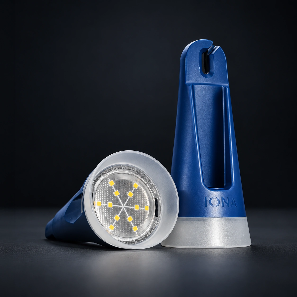 Dos lámparas colgantes azules IONA Lumina ONE con difusor LED circular y sujeción de cable integrada