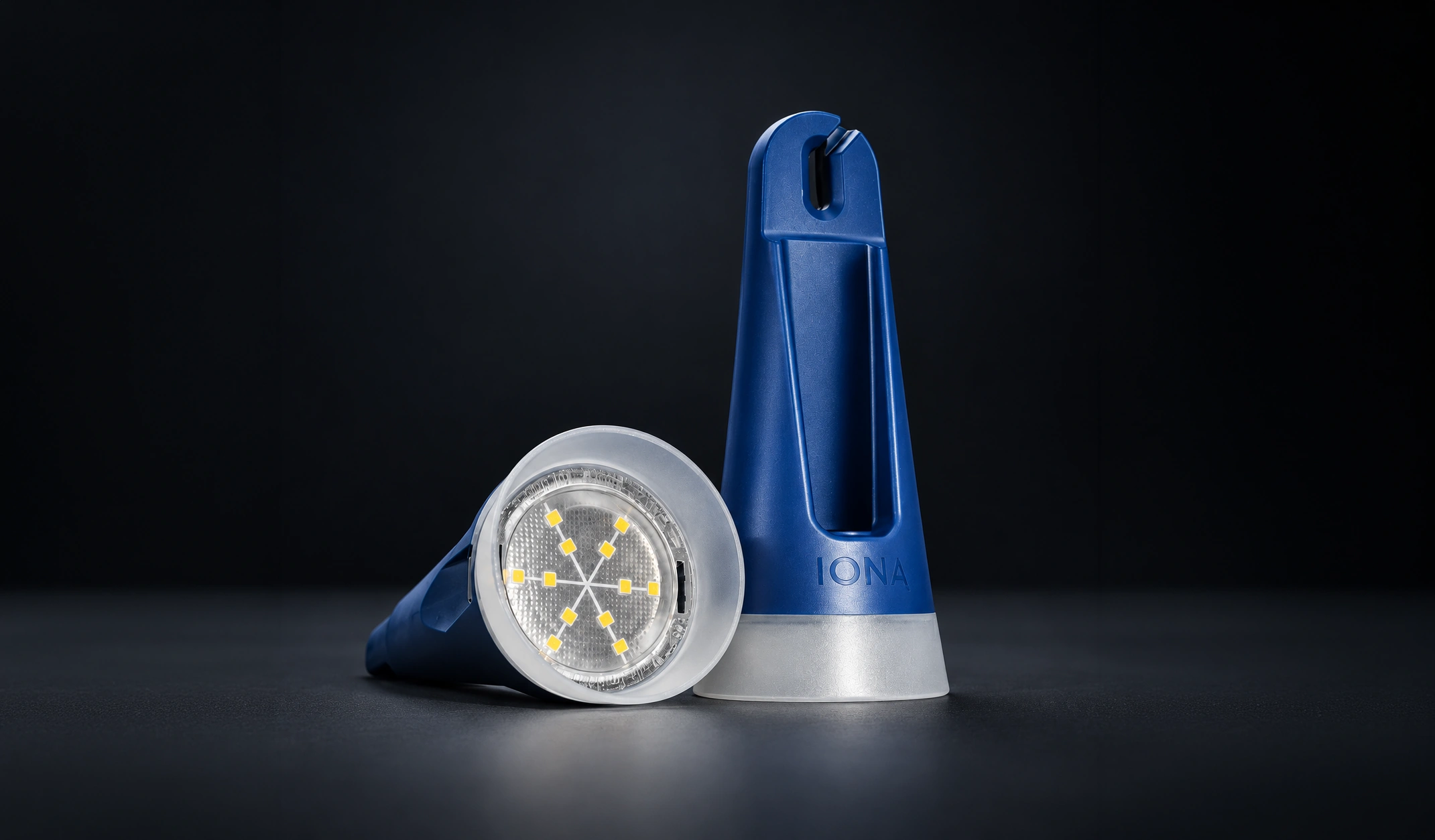 Deux suspensions bleues IONA Lumina ONE montrant le diffuseur LED circulaire et le serre-câble intégré