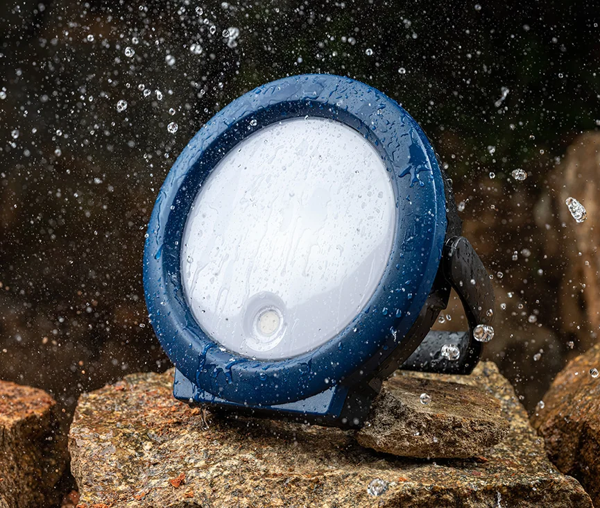NIWA MULTI 300 XL circular light photographed with splashing water